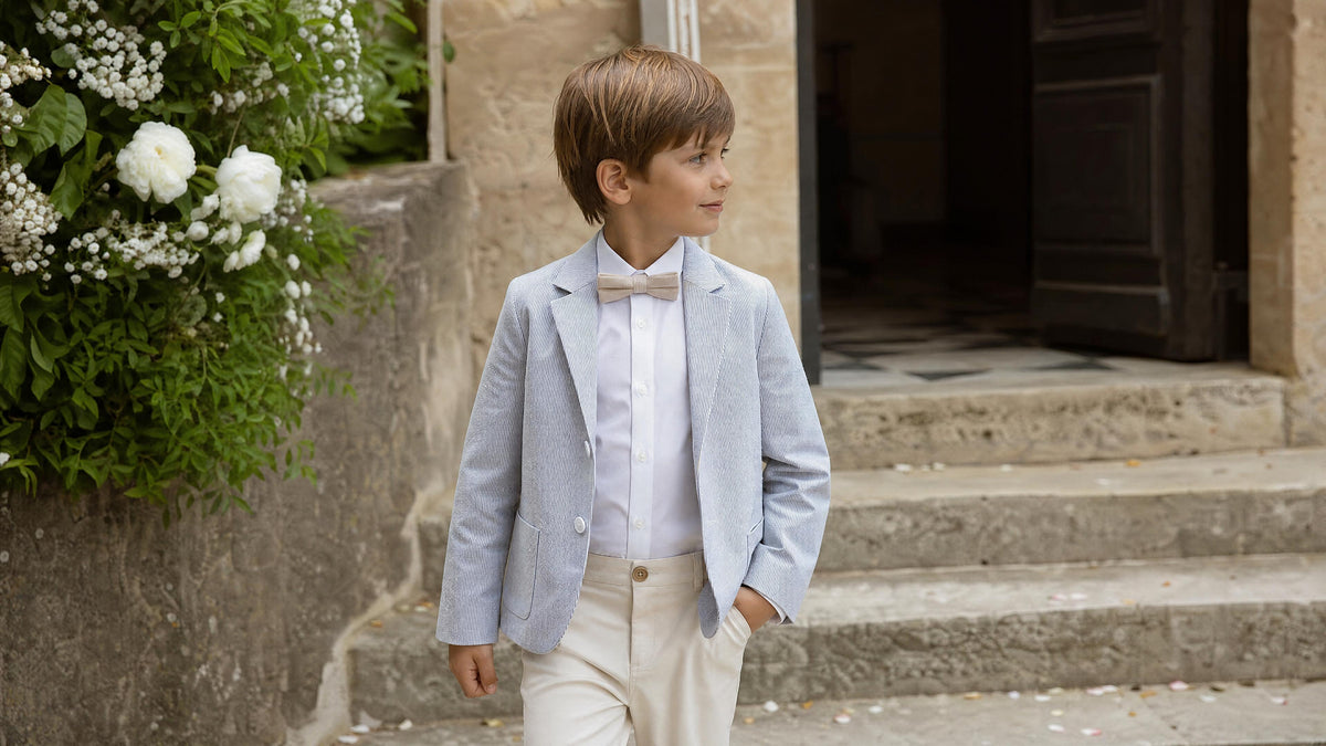 Garçon en tenue de cérémonie avec accessoires adaptés pour un mariage. Image