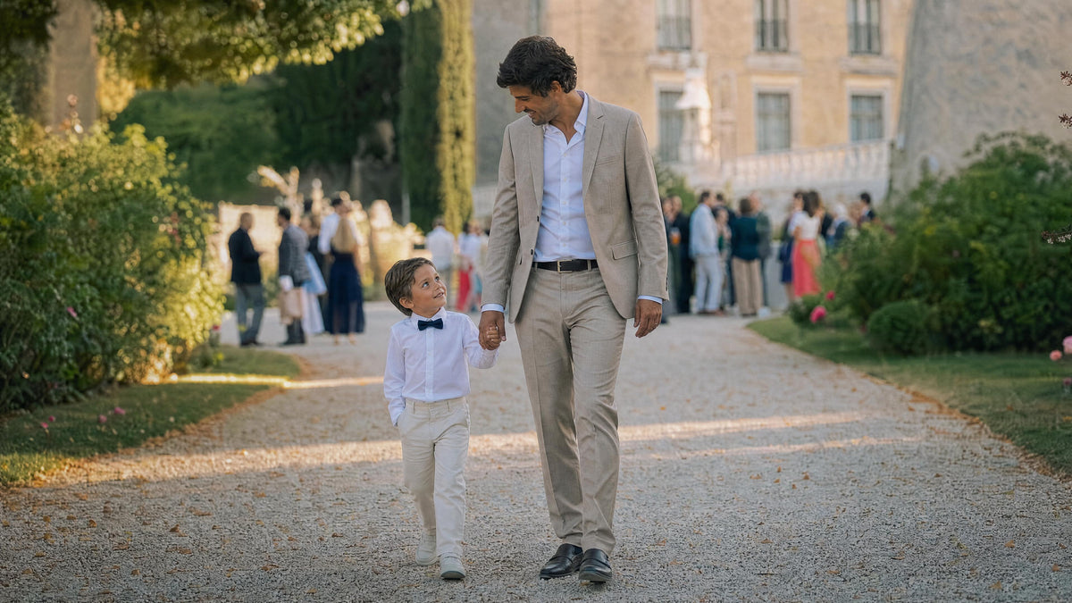 Enfant habillé pour un mariage marchant avec un adulte, tenue élégante et confortable. Image
